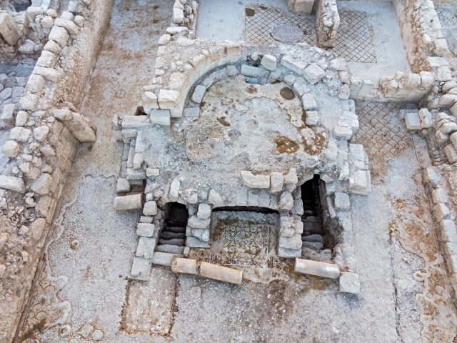שני גרמי מדרגות הובילו את הצליינים אל הקריפטה וממנה. (אסף פרץ, רשות העתיקות)