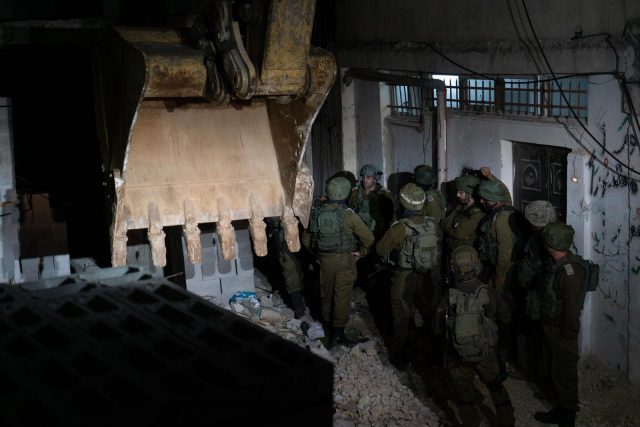 צפו: נהרס ביתו של המחבל שרצח את לוחם צה"ל
