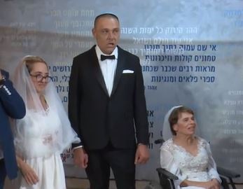 הרגע המאושר: ארבע זוגות עם מוגבלויות בחתונה אחת
