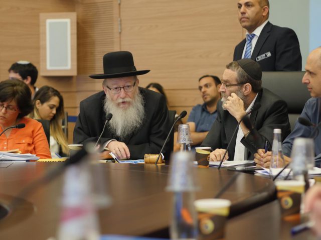 יו"ר הוועדה משה גפני וסגן שר הבריאות ליצמן (קרדיט