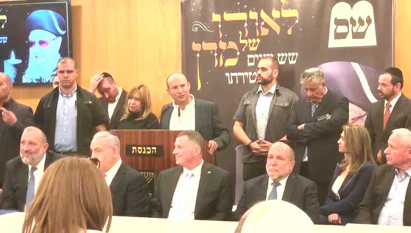 בנט באזכרה לרב עובדיה: קורא לגנץ ונתניהו לאחדות