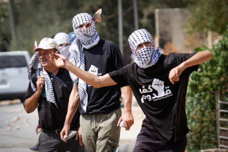 תוך דקות- שני פיגועים: אוטובוס יהודי נרגם באבנים