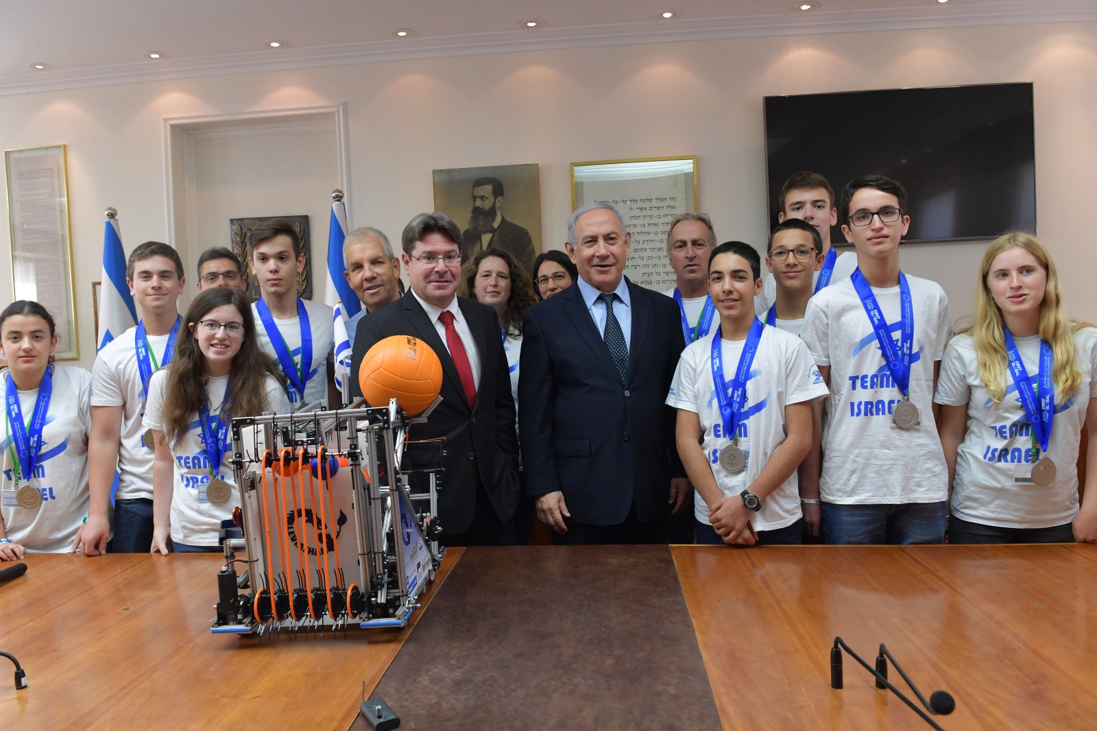 לאחר הזכיה במדליה: רה"מ נפגש עם נבחרת הרובוטיקה