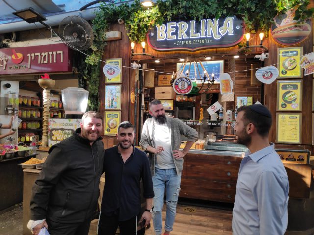 גם ישי ריבו אוהב לקפוץ לבקר