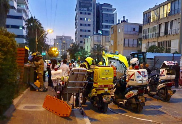 אדם נפל לבור ברמת גן ונלכד בתוכו