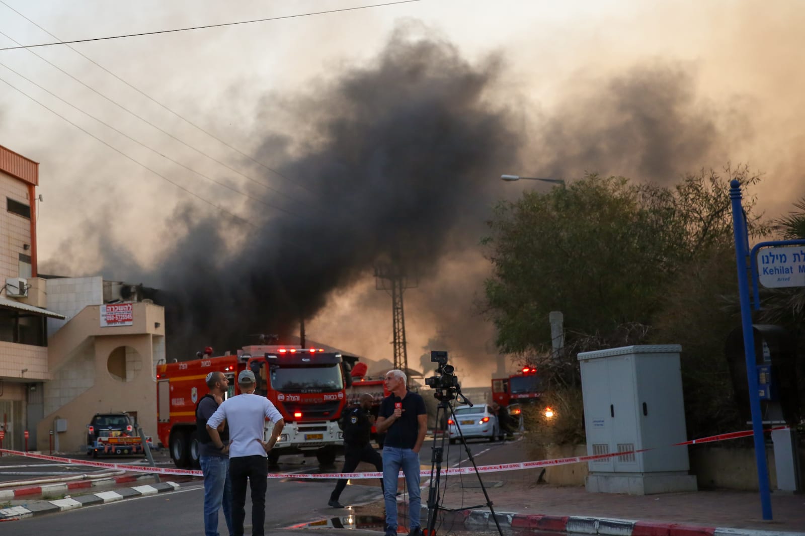 שריפת ענק בשדרות: רקטה פגעה במחסן מפעל