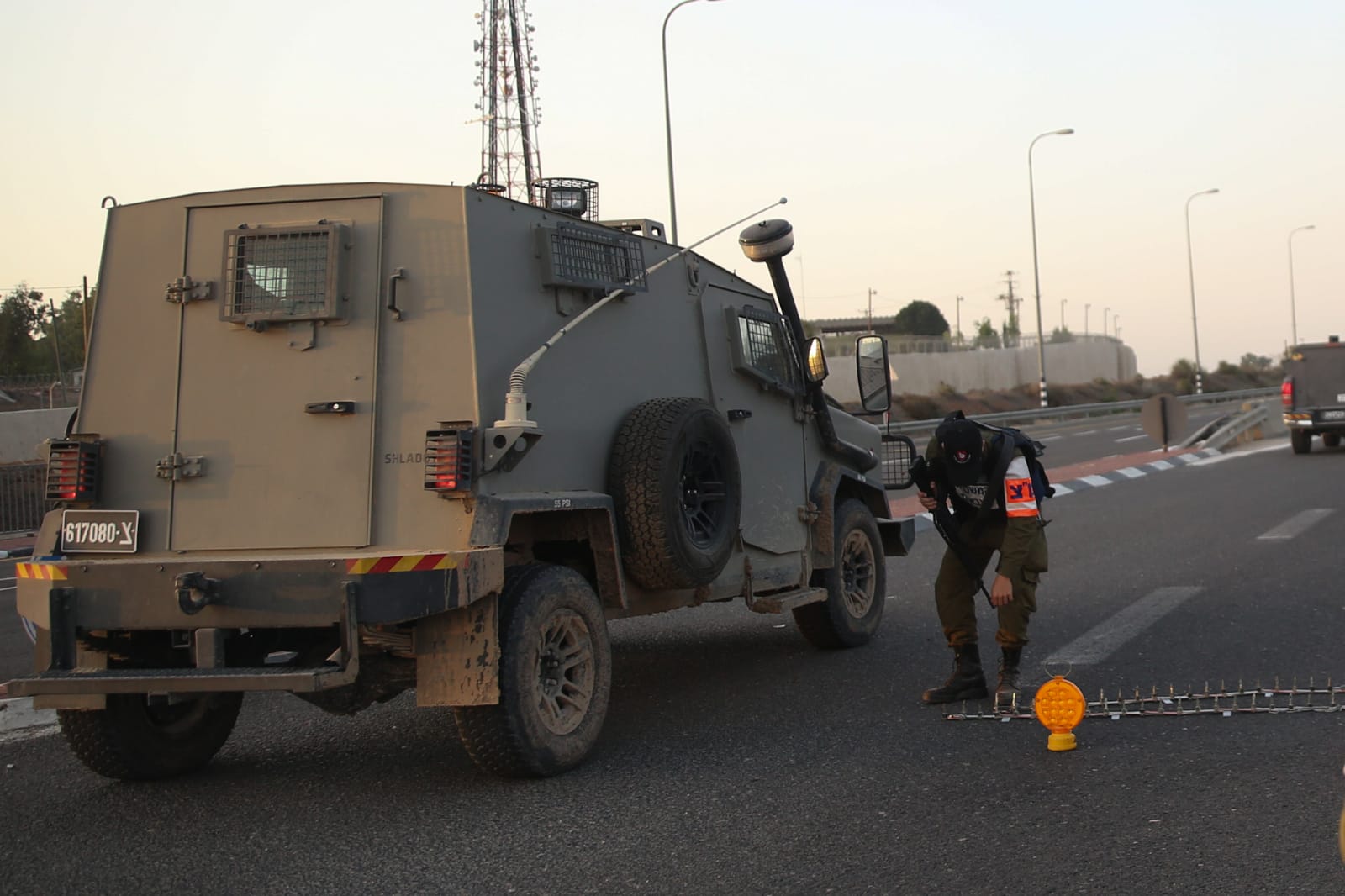 תיעוד: בקבוק תבערה מתלקח על ג'יפ בגבול עזה