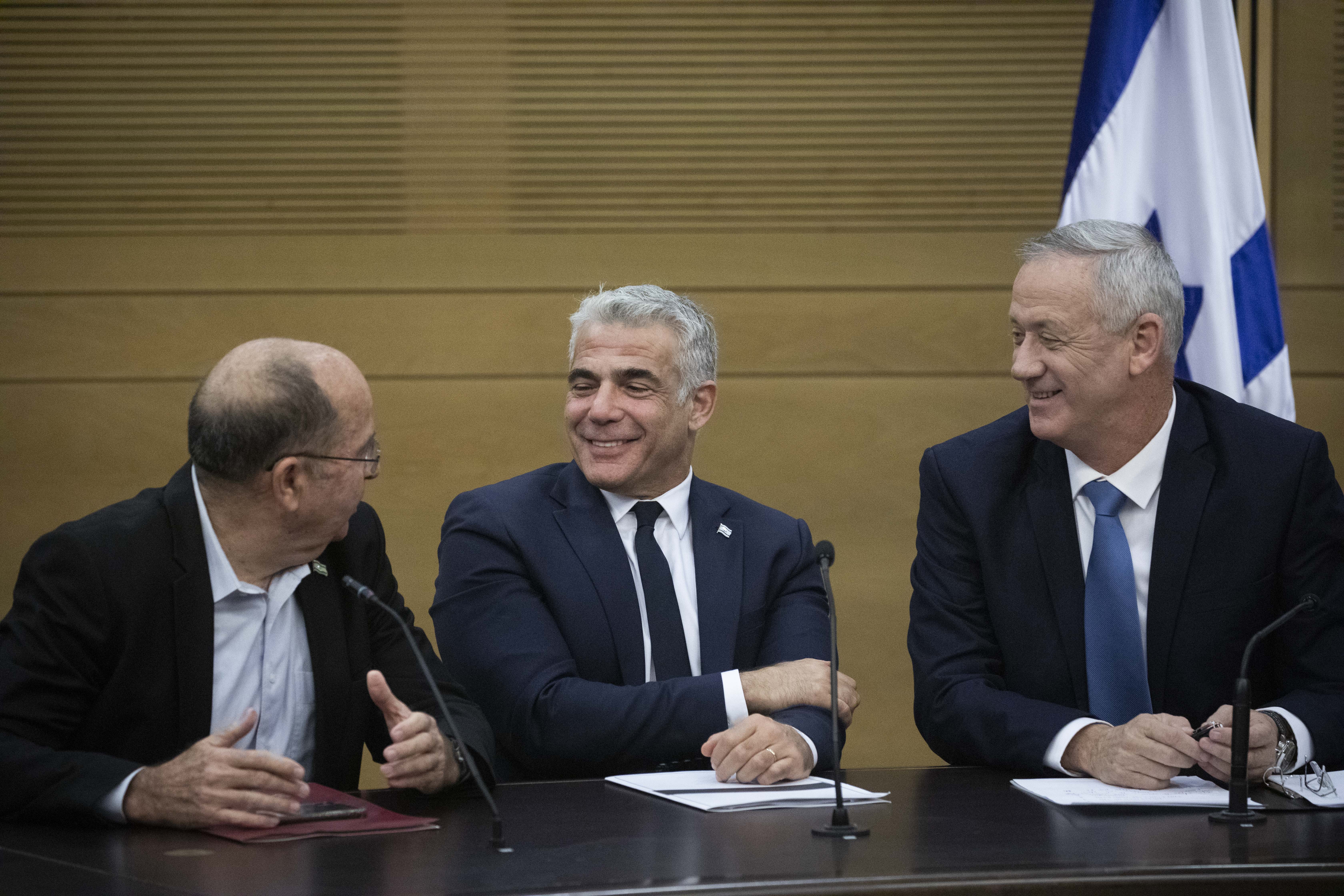 עזבו את נתניהו: ראשי כחול לבן יכריעו במתווה בנשיא