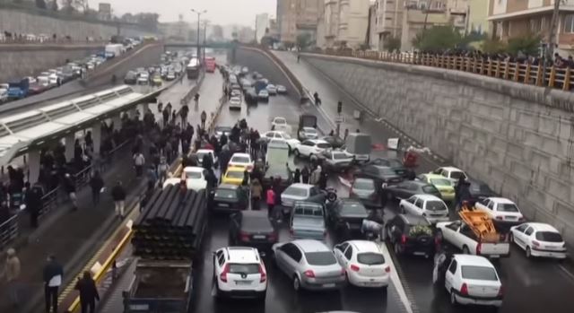 מהומות הדלק באיראן: שוטר נהרג על ידי המפגינים