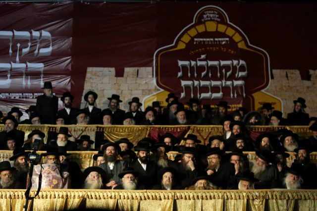 צפו: אלפים קיבלו את האדמו"ר האנטי ציוני בירושלים
