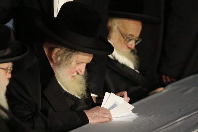 צפו: אלפים קיבלו את האדמו"ר האנטי ציוני בירושלים