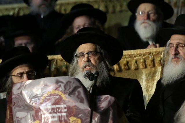 צפו: אלפים קיבלו את האדמו"ר האנטי ציוני בירושלים
