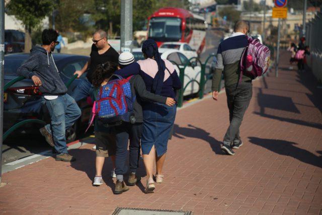 תושבי מבשרת ציון מתפנים מהבתים (חיים גולדברג/סרוגים)