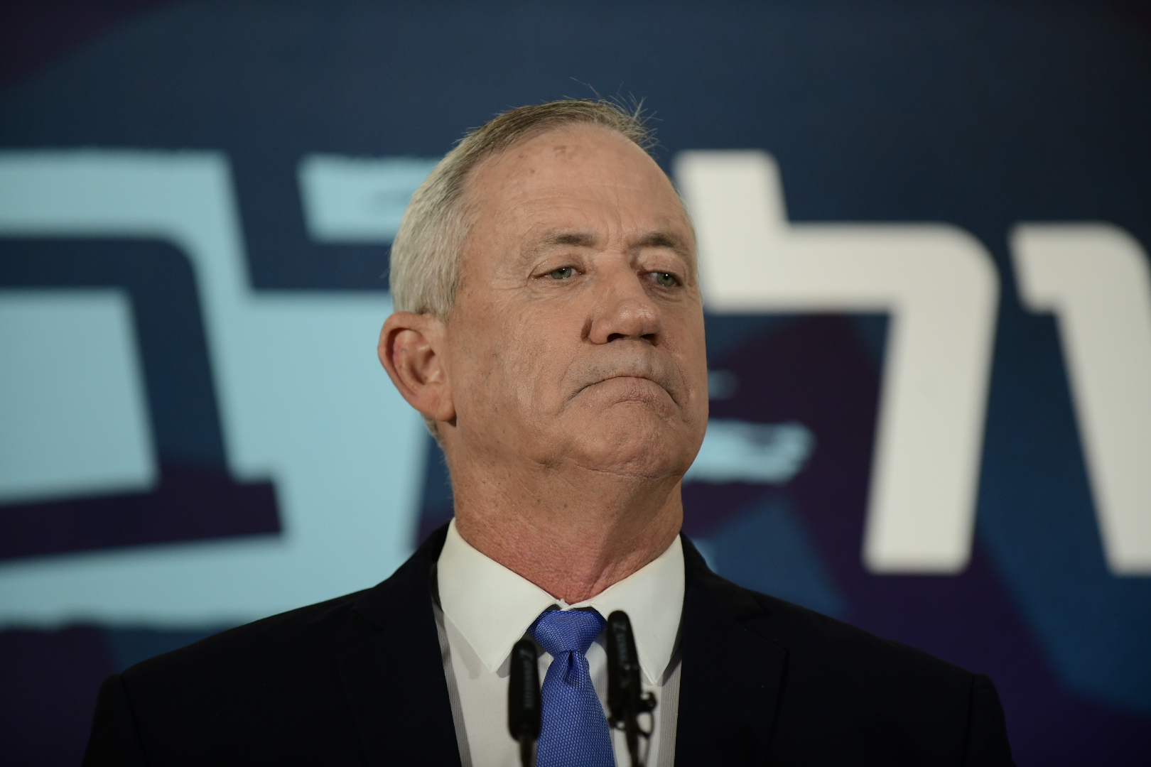 כחול לבן דורשים מנתניהו להתפטר מתפקידיו כשר