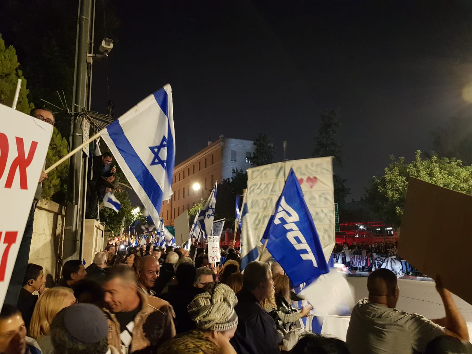 מימין ומשמאל: הפגנות בעד ונגד נתניהו בכל הארץ • צפו