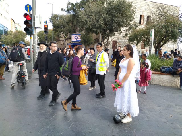 עם שמלות כלה ואזיקים: מפגן הזעקה בירושלים