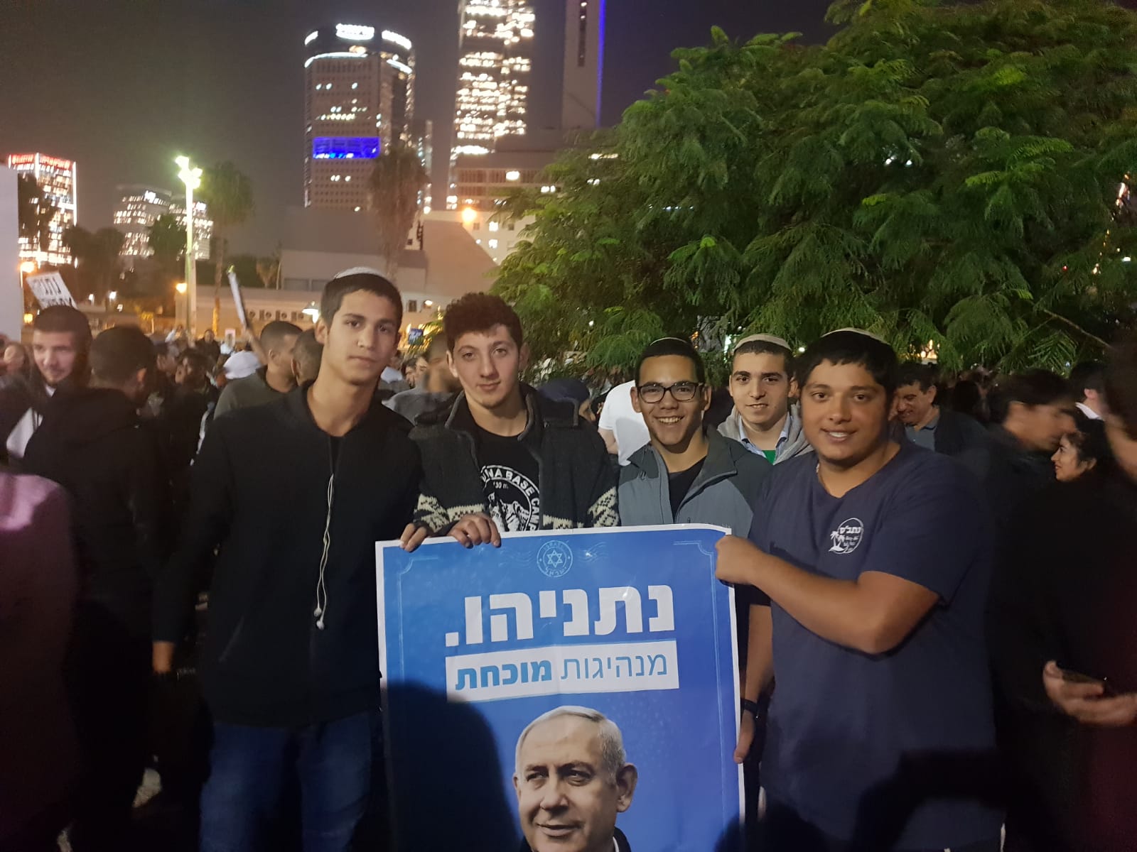 "לשמור על המדינה": אלפים בהפגנת התמיכה בנתניהו