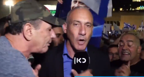 צפו: יריקות, קללות והפרעה לשידור כתב 'כאן' בהפגנה