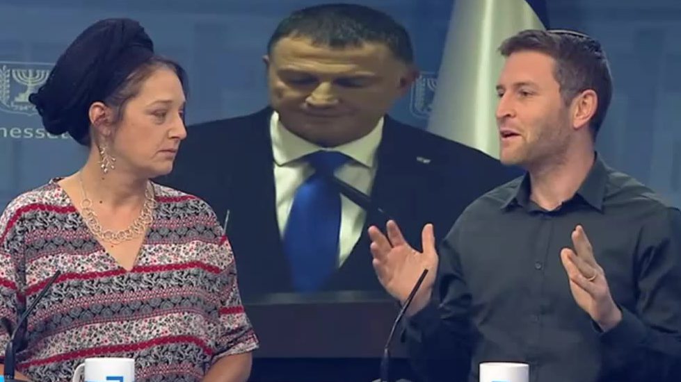 "רוב הכותבים במקור ראשון קוראים לנתניהו לפרוש".צפו