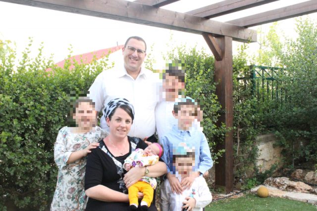 משמאל ועם כיוון השעון: הבת לאה, האב אפרים הפצוע עומד, איתי הפצוע, עמיחי, הראל, נועם ז"ל בידיה של האם ציפי ז"ל.