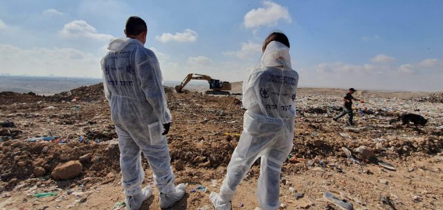 תיעוד: בתוך אלפי טונות של זבל; חיפושים אחר הנעדרת מאשקלון