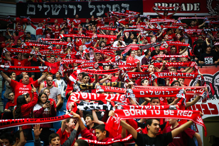 מעריץ את הפועל? קח את הילד שלך למשחק