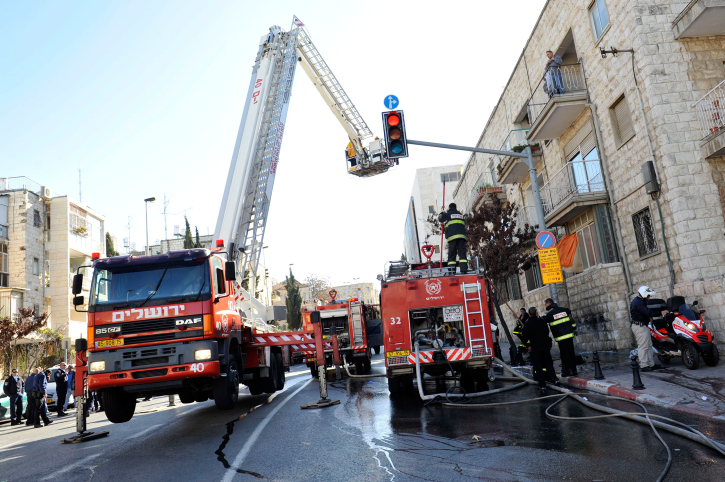 חילוץ דרמטי: תינוק נלכד כשראשו בין סורגים