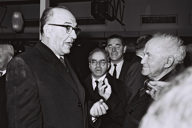 מביך: בהזמנה לאזכרת בן גוריון – תמונה של לוי אשכול