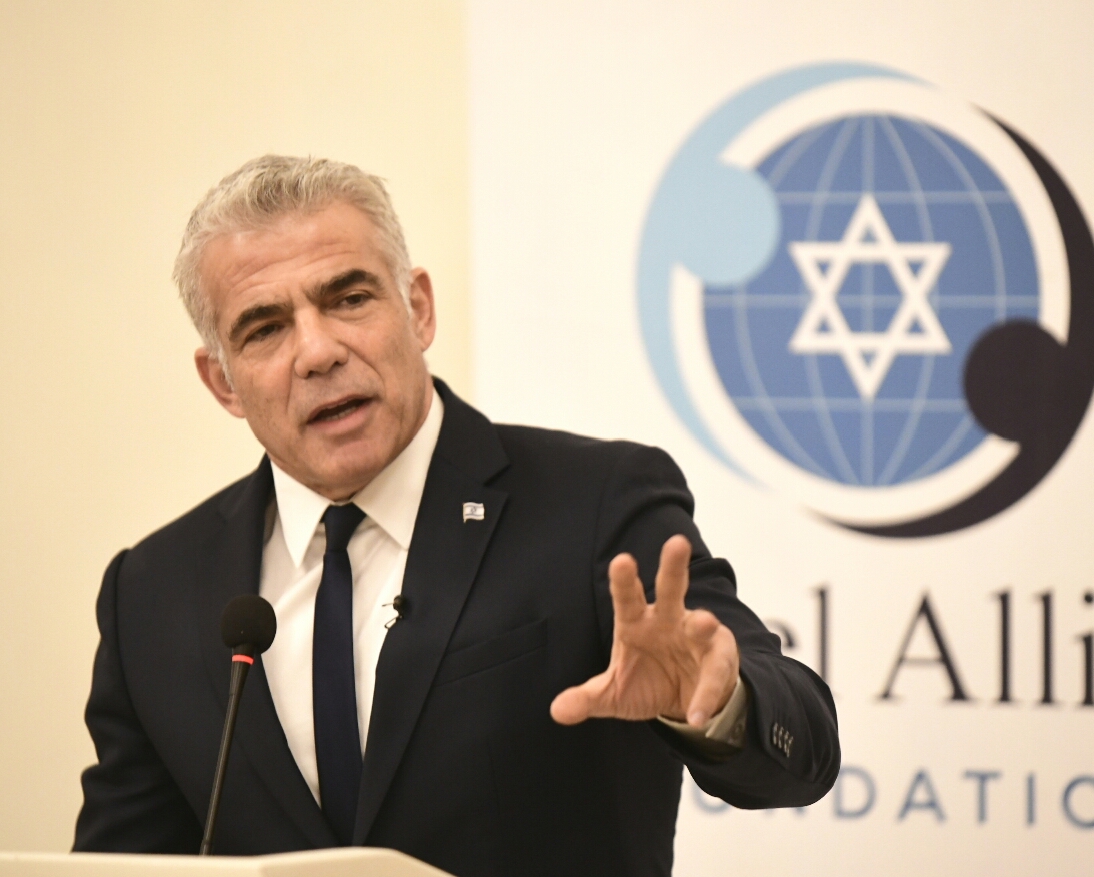 לפיד על הבחירות בבריטניה: קורבין הוא אנטישמי וגזען