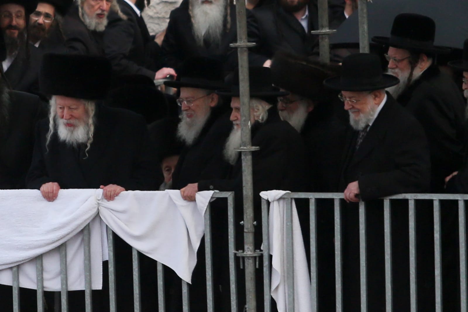 תיעוד: הרב לאו מוזמן כבוד בחתונת האדמו"ר מגור