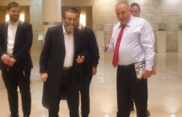 ליברמן וגפני מחוייכים הערב בכנסת (קרדיט: טל שלו/ וואלה)