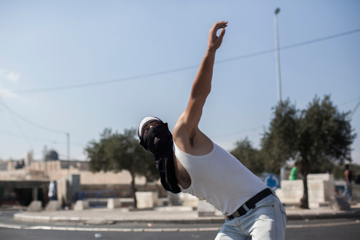 פיגועי אבנים ביו"ש; ערבי הורד מאוטובוס באריאל