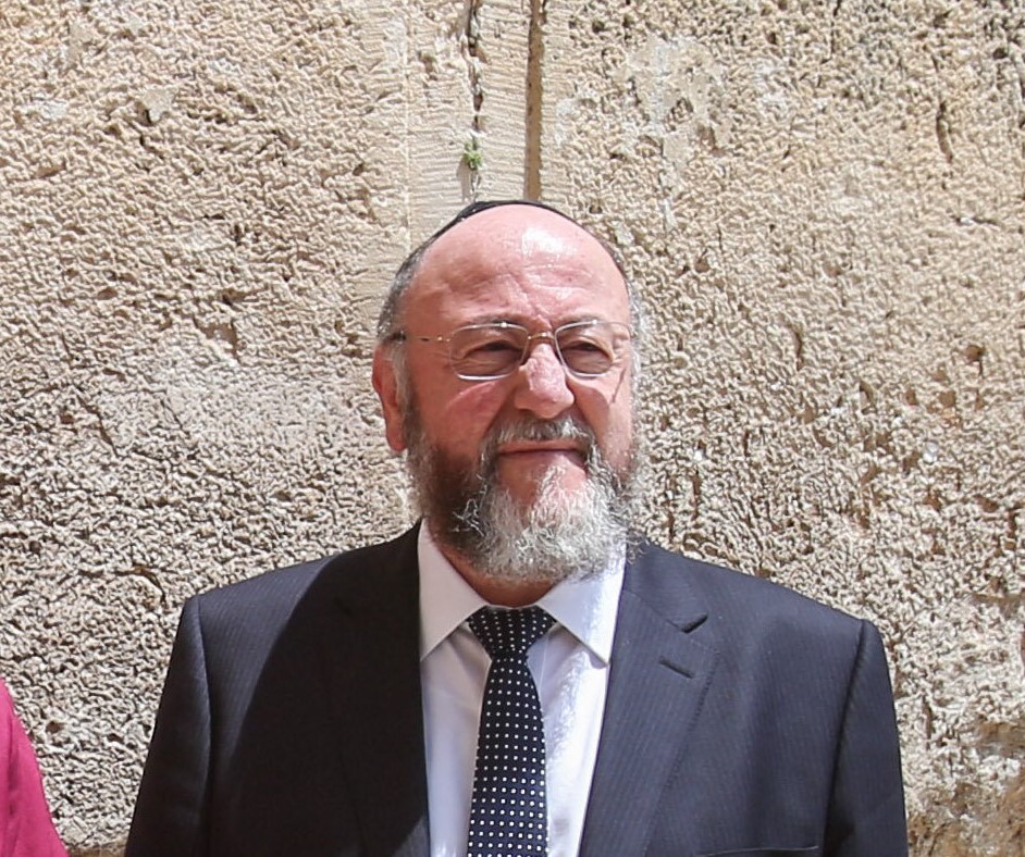 כבוד: הרב הראשי של בריטניה קיבל תואר אבירות