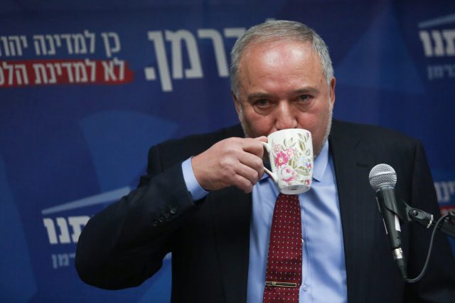 שותה לחיים