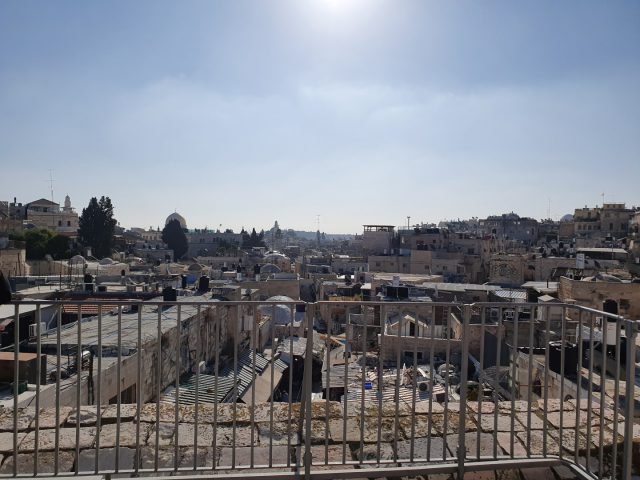 שלוש הכיפות – כיפת הזהב משמאל, בית הכנסת החורבה באמצע, וכנסיית הקבר משמאל