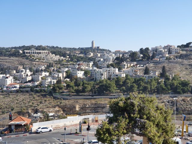בית אורות ושכונת ואדי ג'וז מתוך החומות (אריה יואלי)