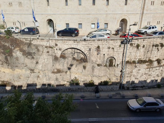 מבט לרחוב סולטן סולימן מתוך החומות (אריה יואלי)