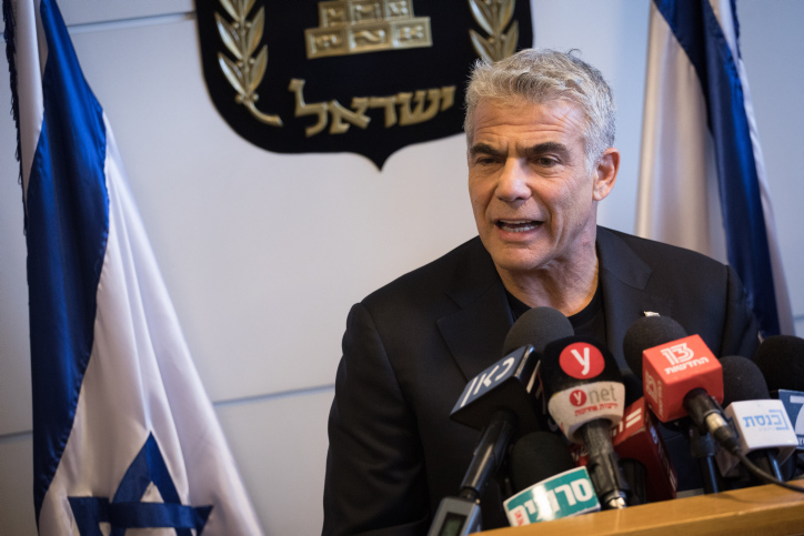 לפיד: לא נשב עם הרב פרץ והיבא יזבק; בנט: "תתבייש"