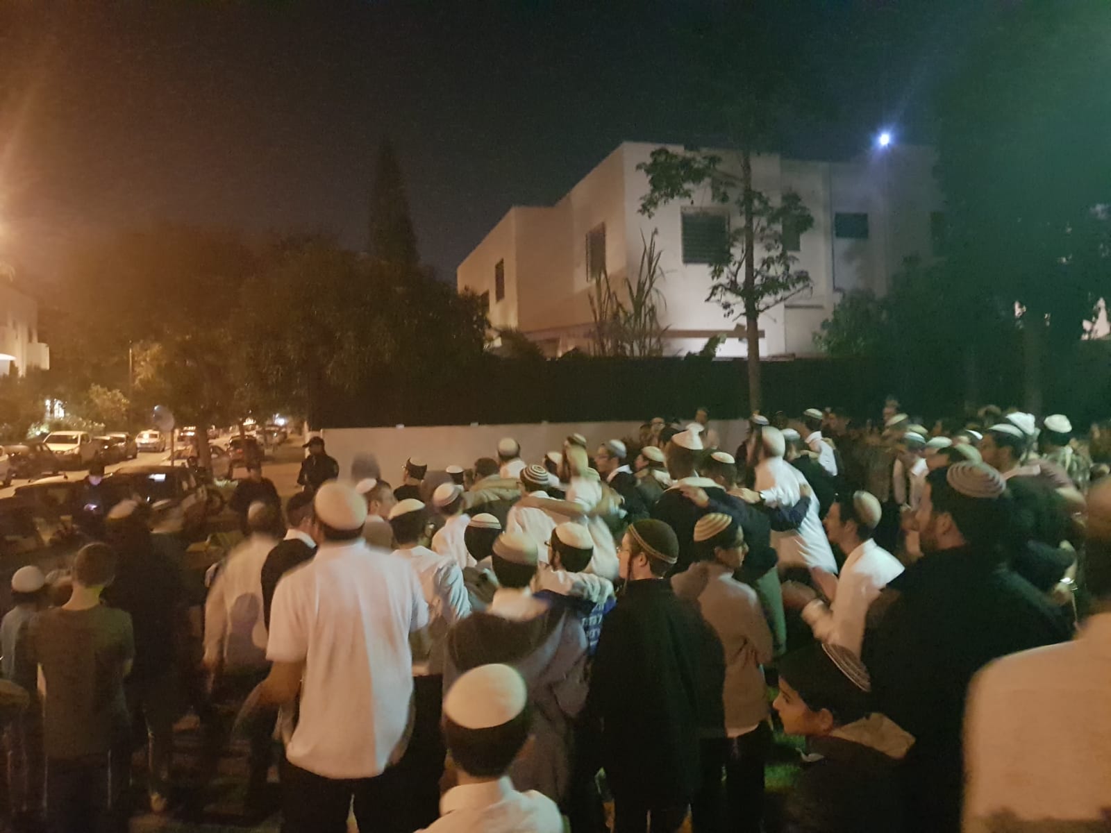מאות מפגינים מול הבית של חולדאי: לא נוותר על השבת