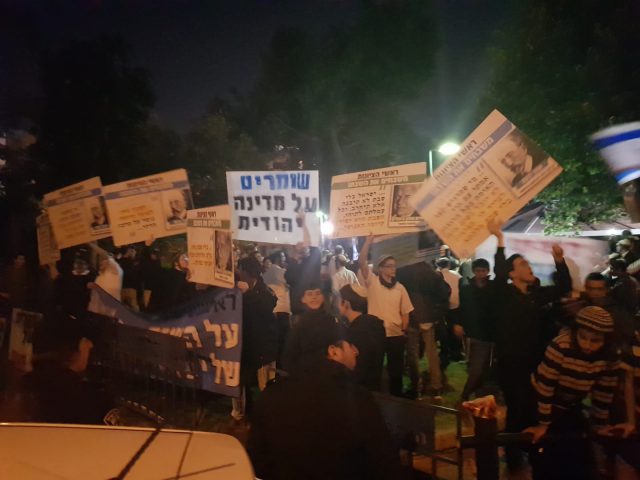 מאות מפגינים מול הבית של חולדאי: לא נוותר על השבת