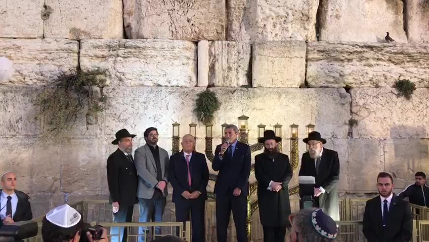 שר החינוך, הרב רפי פרץ, בטקס הדלקת נרות חנוכה בכותל (קרדיט: הקרן למורשת הכותל המערבי)