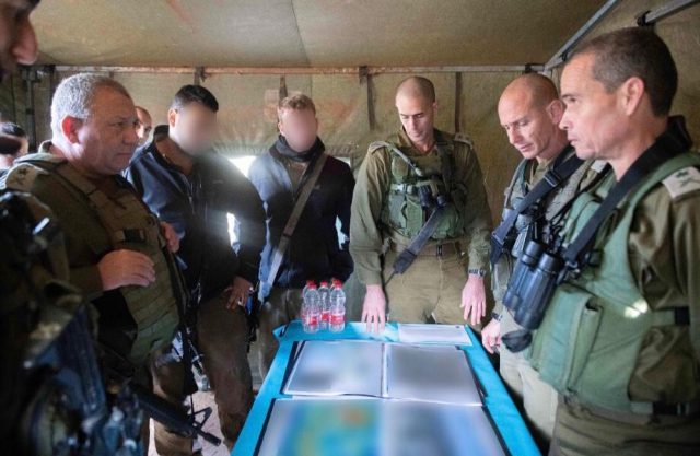 מימין לשמאל: מ׳ פצ״ן בזמן המבצע, אלוף יואל סטריק, מאו״ג 91 בזמן המבצע, תא״ל רפי מילוא, מח״ט 300, אל״ם רועי לוי, סגן מ׳, הרמטכ״ל בזמן המבצע, רא״ל (מיל׳) גדי איזנקוט.