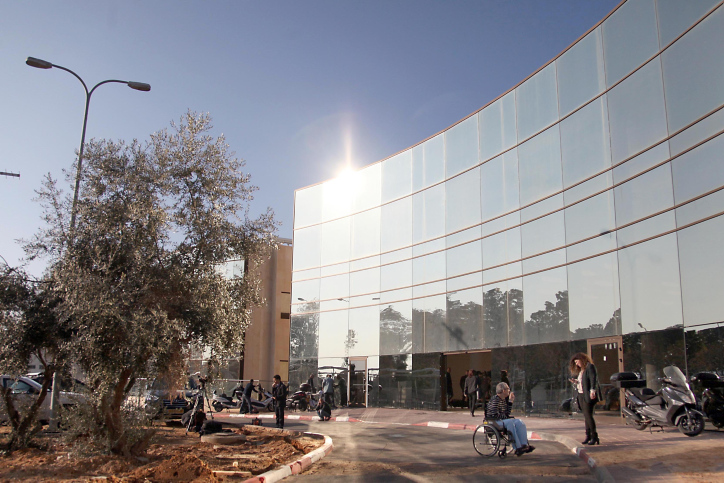 אישה נדקרה בתל השומר, החשוד נמלט מהמקום
