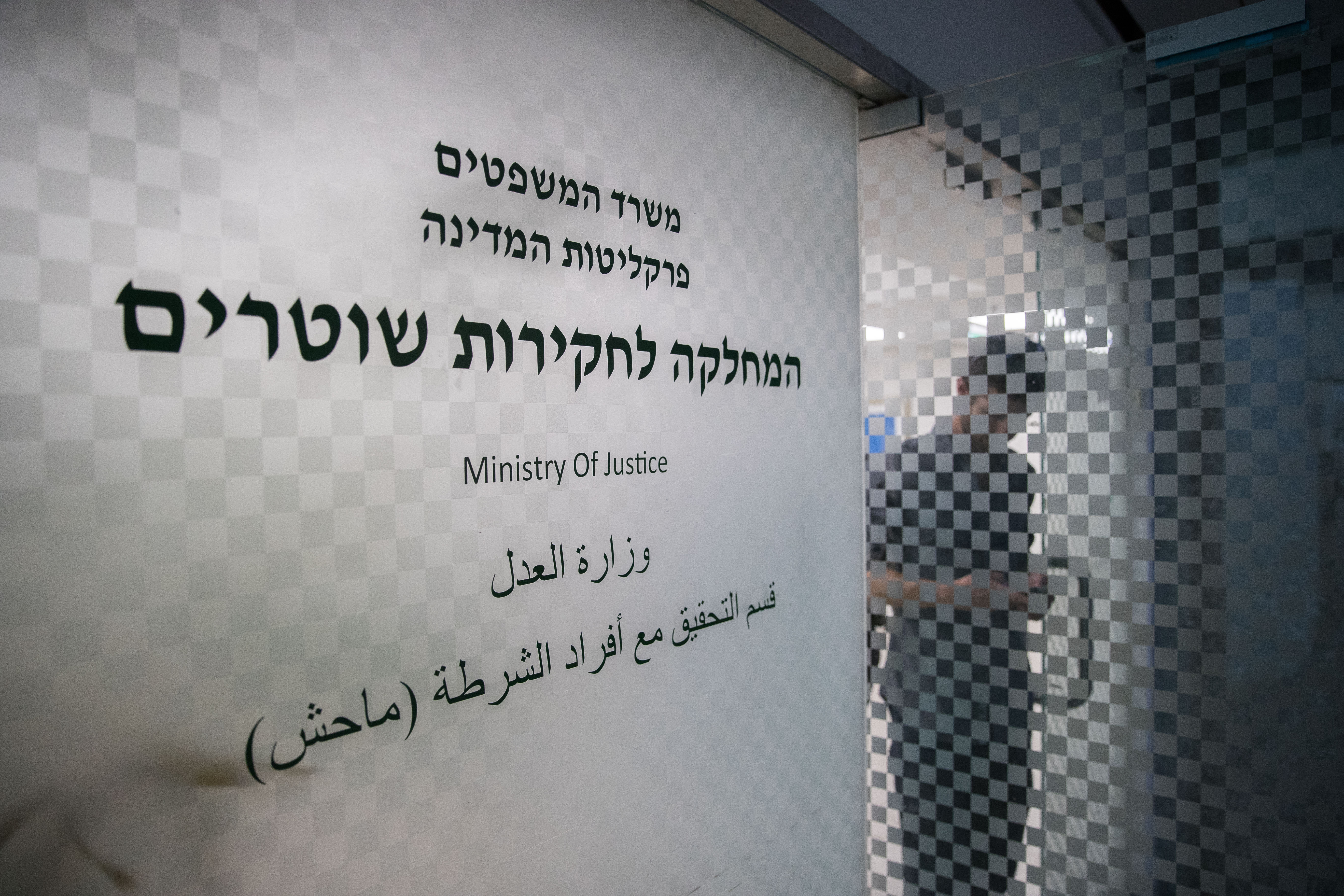 שוטר מואשם: סטר ונגח בראשה של נערה בסיכון
