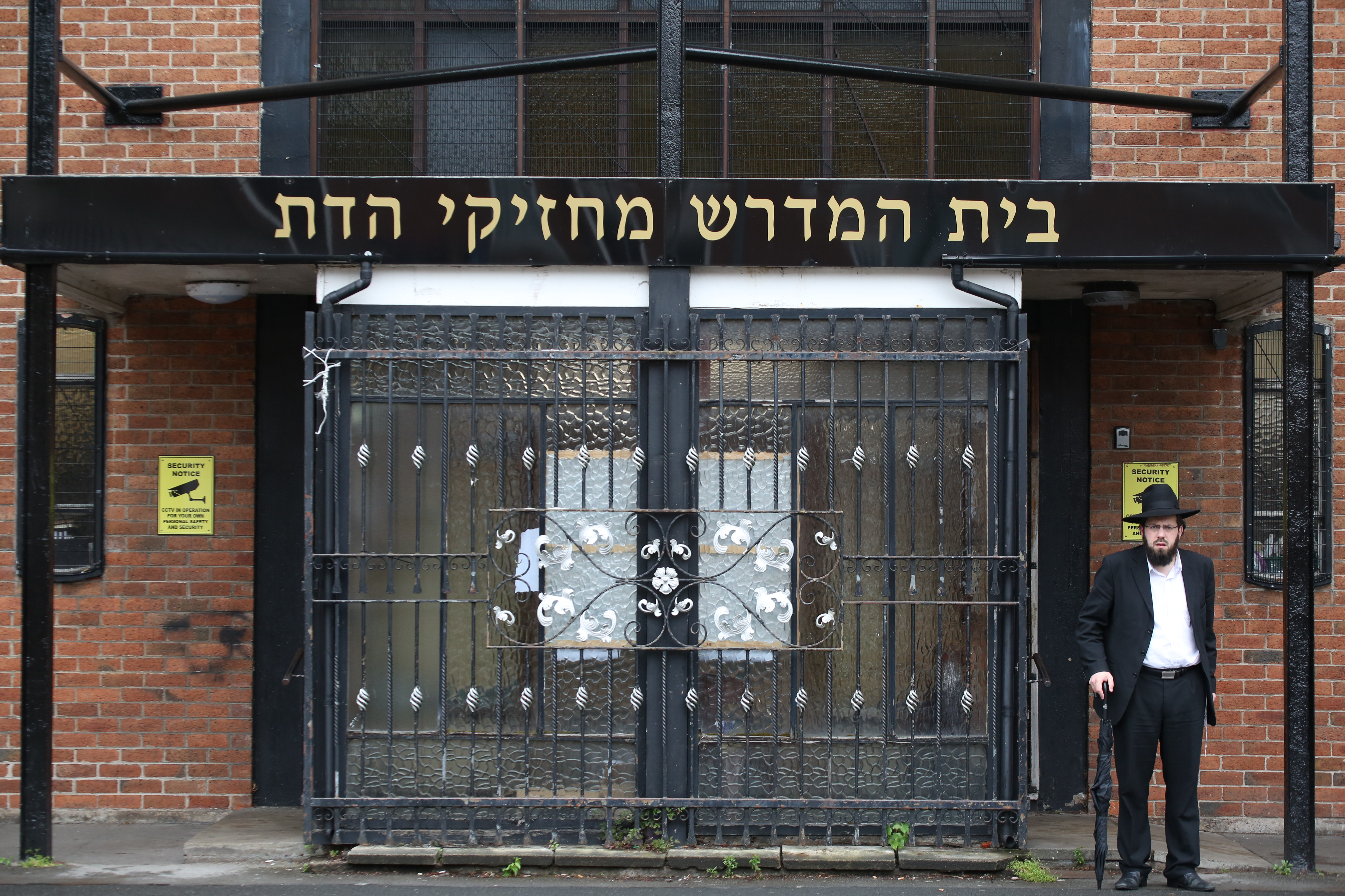 בריטניה: נער תכנן להצית בתי כנסת – ונידון למאסר