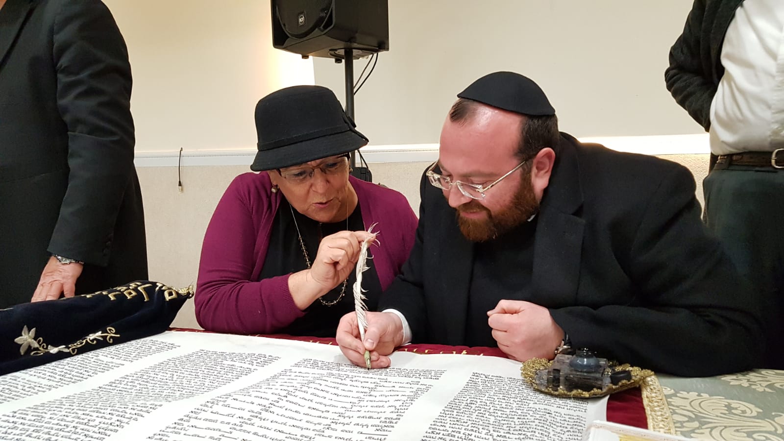 מרים פרץ כתבה אותיות בספר התורה של עם ישראל