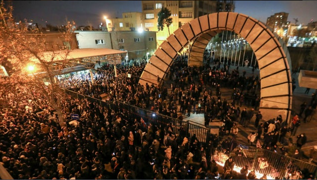 איראן: אלפים הפגינו נגד השלטון, שגריר בריטי נעצר