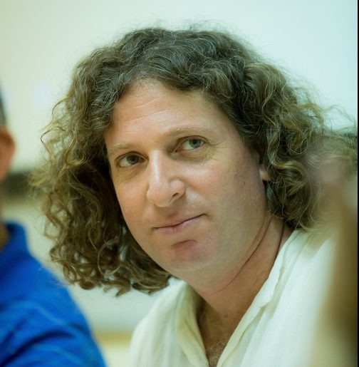 "חיים באר מנסה למנף גל עכור לתועלתו"
