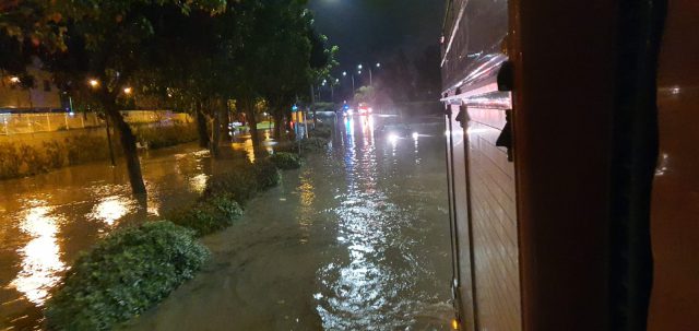 נזקי מזג האוויר: אדם חולץ מהצפה; כבישים נחסמו