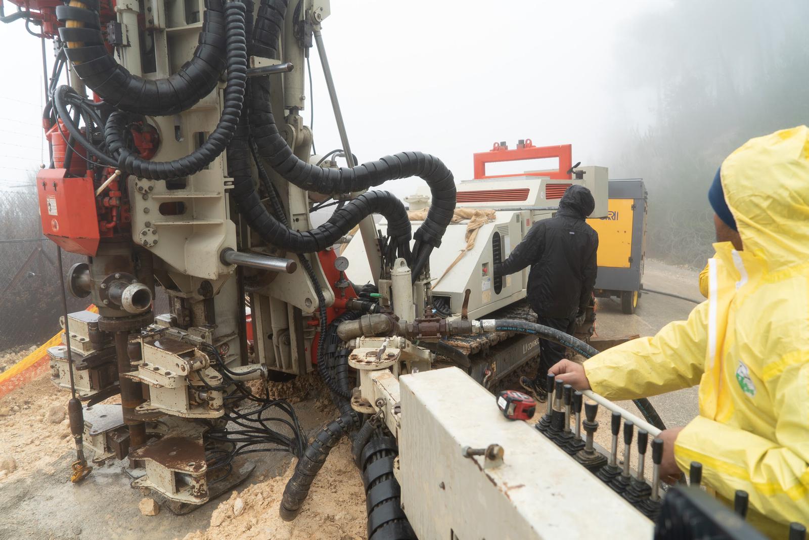 צפו: צה"ל מניח מכשור טכנולוגי לגילוי מנהרות